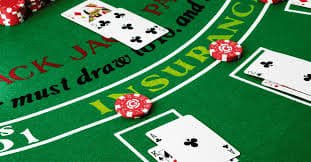 Dealer profesional menjalankan permainan live casino secara langsung dengan kualitas streaming tinggi
